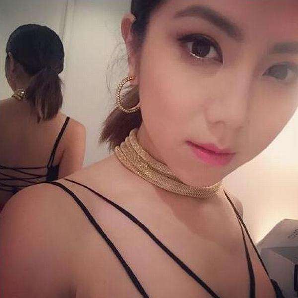 普京发现女士没酒杯后让出自己的